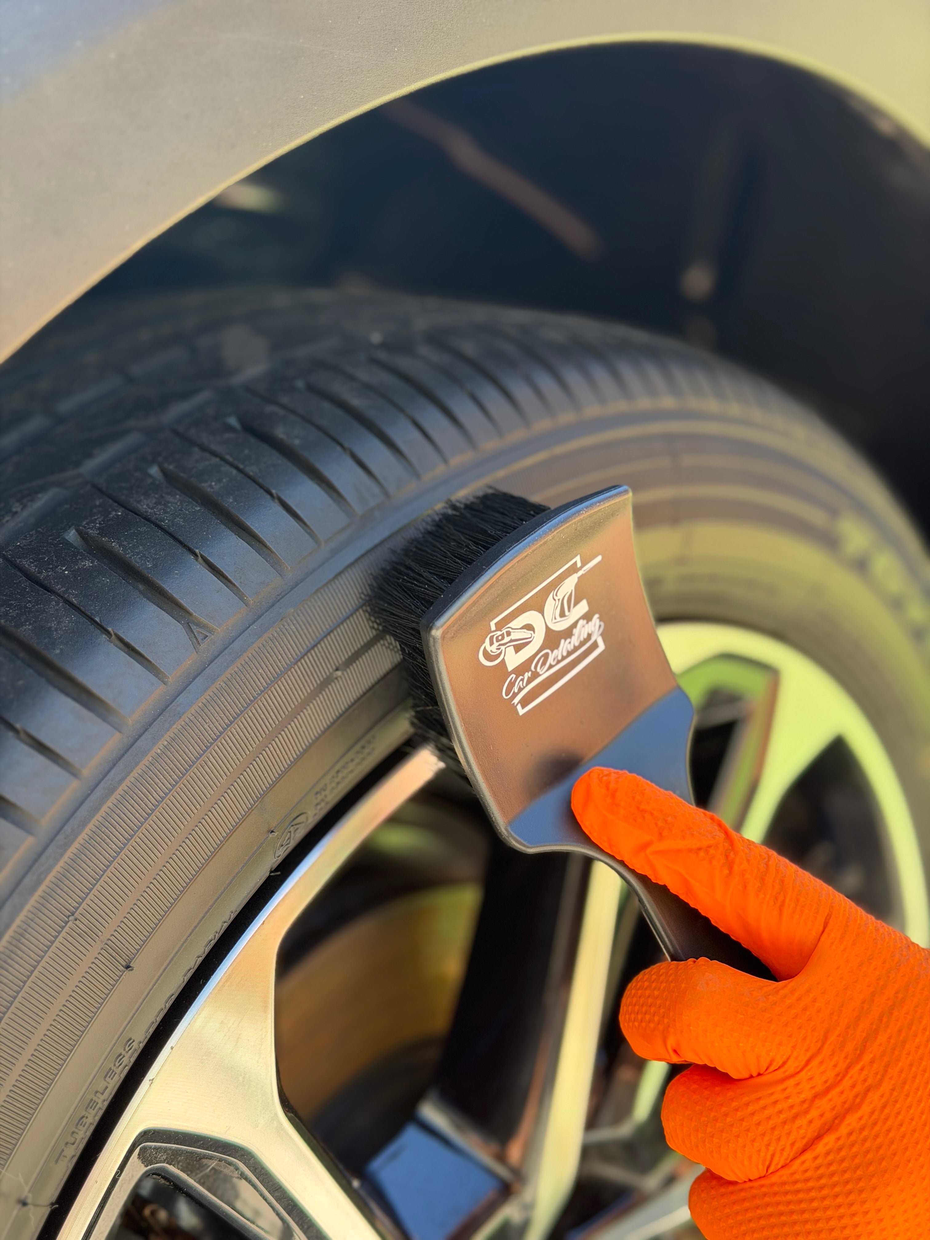 TreadMax Brush Cepillo Para Neumáticos Auto Profesional | DC Car Detailing